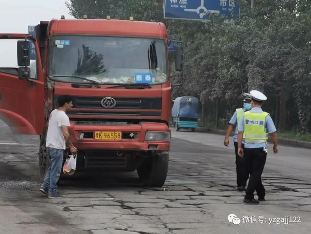 货车司机被困车内 禹州交警迅速相助 货车司机被困车内 禹州交警迅速相助