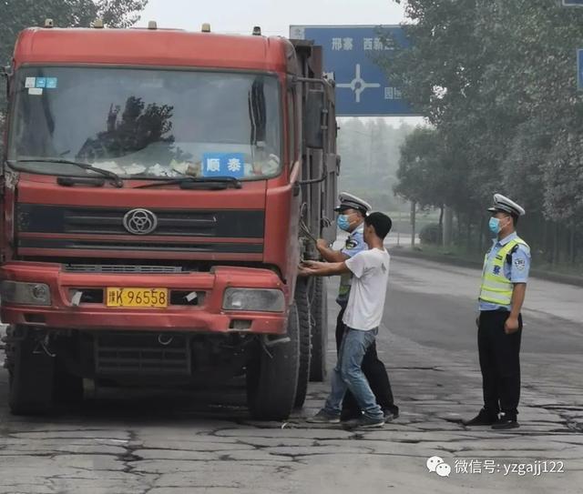 货车司机被困车内 禹州交警迅速相助 货车司机被困车内 禹州交警迅速相助