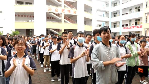 禹州市理科第一名靳吉洋的感恩之旅 禹州市理科第一名靳吉洋的感恩之旅
