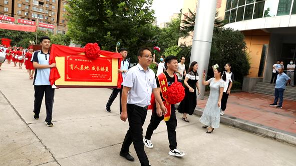 禹州市理科第一名靳吉洋的感恩之旅 禹州市理科第一名靳吉洋的感恩之旅