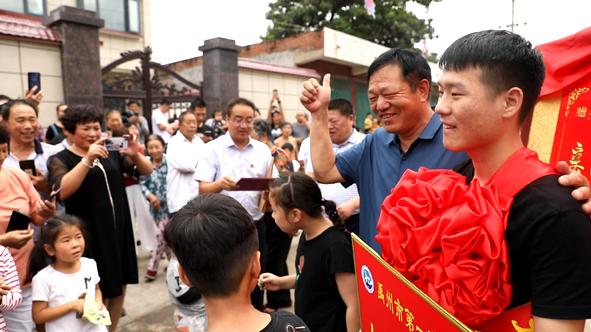 禹州市理科第一名靳吉洋的感恩之旅 禹州市理科第一名靳吉洋的感恩之旅