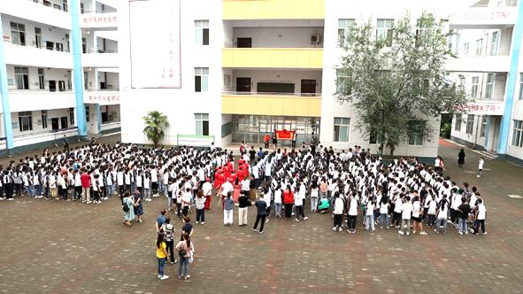 禹州市理科第一名靳吉洋的感恩之旅 禹州市理科第一名靳吉洋的感恩之旅