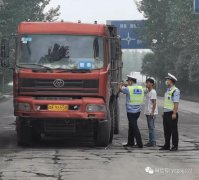 货车司机被困车内 禹州交警迅速相助