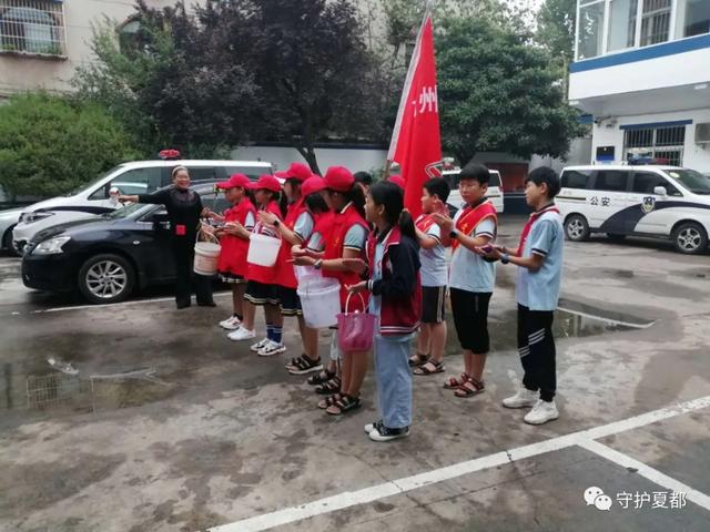 禹州颍川实验学校“文明小卫士”到派出所参加义务劳动 禹州颍川实验学校“文明小卫士”到派出所参加义务劳动