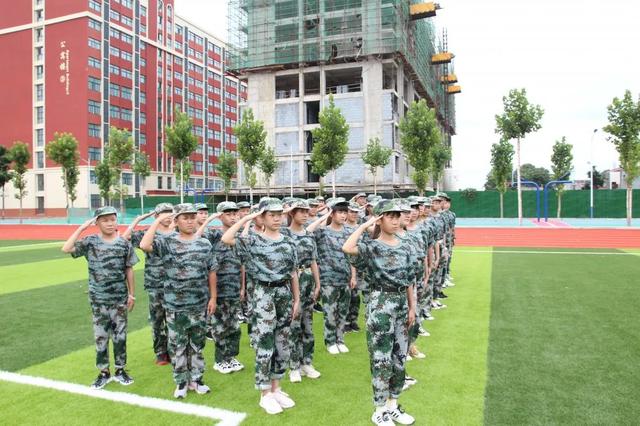 禹州北大公学初中部军训开学第一课 禹州北大公学初中部军训开学第一课