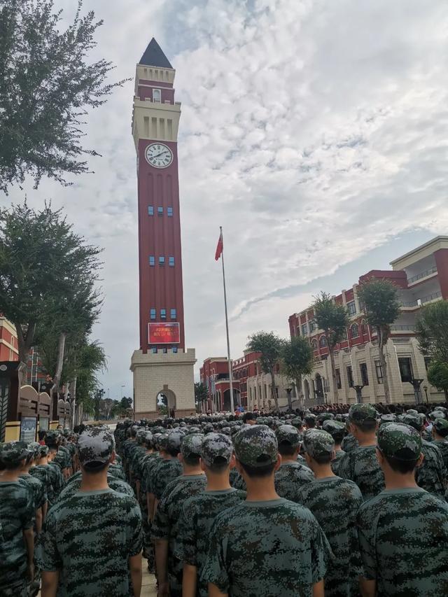 禹州北大公学初中部军训开学第一课 禹州北大公学初中部军训开学第一课