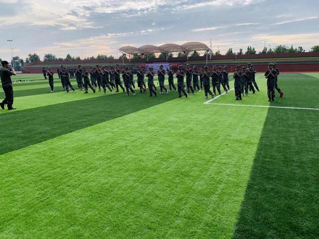禹州北大公学初中部军训开学第一课 禹州北大公学初中部军训开学第一课