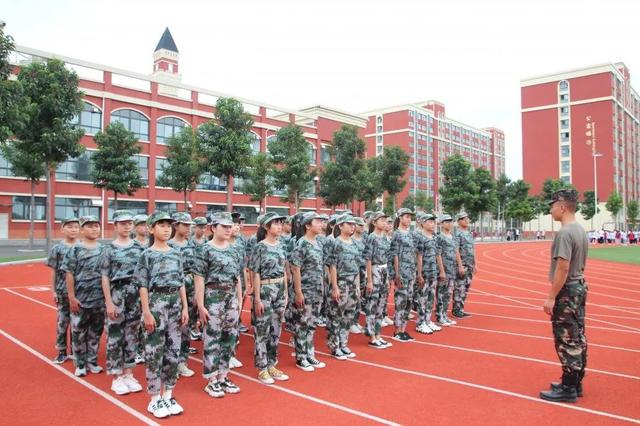 禹州北大公学初中部军训开学第一课 禹州北大公学初中部军训开学第一课
