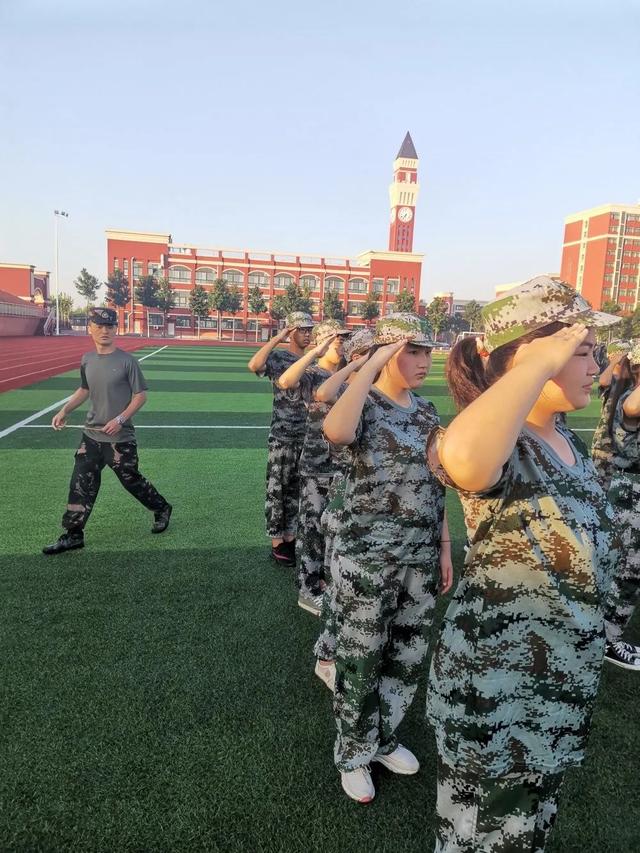 禹州北大公学初中部军训开学第一课 禹州北大公学初中部军训开学第一课