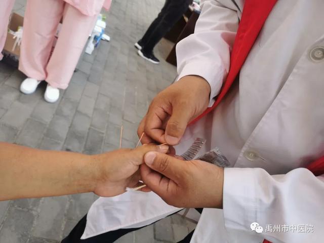 禹州市卫健委、市中医院携手花城社区共建文明和谐健康家园! 禹州市卫健委、市中医院携手花城社区共建文明和谐健康家园!