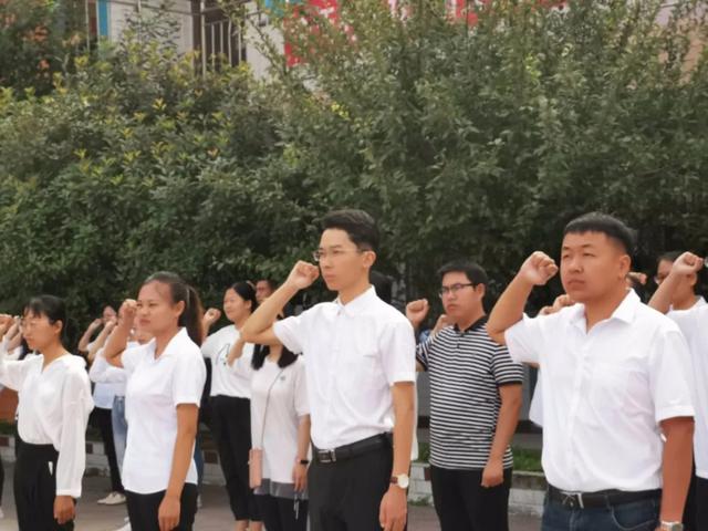 禹州南区学校隆重举行2020年秋季首次升旗仪式 禹州南区学校隆重举行2020年秋季首次升旗仪式
