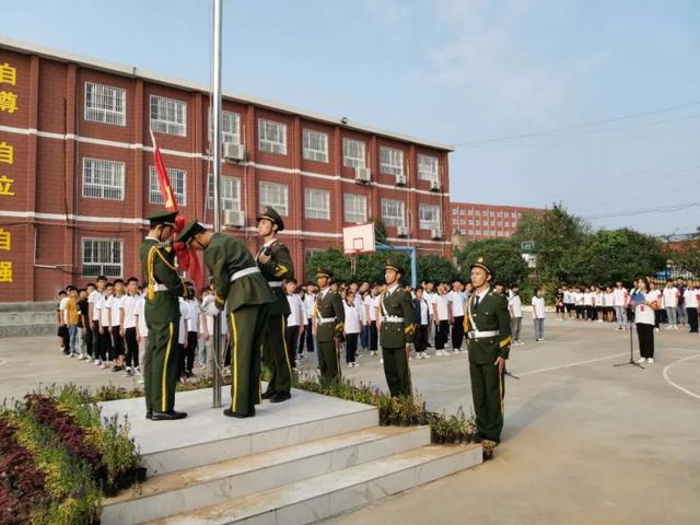 禹州南区学校隆重举行2020年秋季首次升旗仪式 禹州南区学校隆重举行2020年秋季首次升旗仪式
