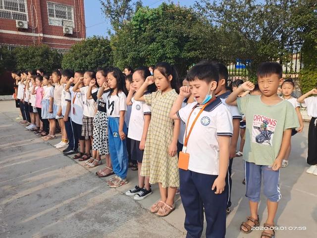 禹州南区学校隆重举行2020年秋季首次升旗仪式 禹州南区学校隆重举行2020年秋季首次升旗仪式