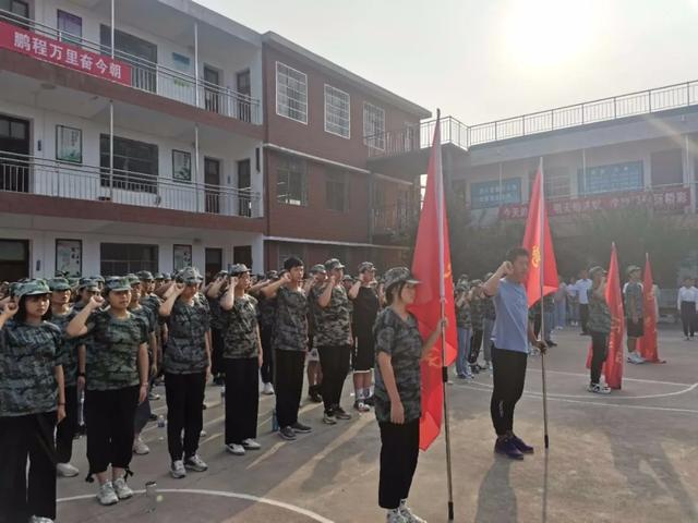 禹州南区学校隆重举行2020年秋季首次升旗仪式 禹州南区学校隆重举行2020年秋季首次升旗仪式