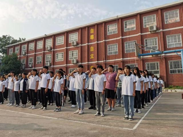 禹州南区学校隆重举行2020年秋季首次升旗仪式 禹州南区学校隆重举行2020年秋季首次升旗仪式