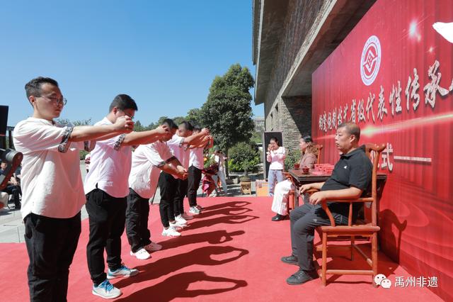 《钧瓷烧制技艺》传承人杨晓锋举行收徒仪式隆重举行 《钧瓷烧制技艺》传承人杨晓锋举行收徒仪式隆重举行