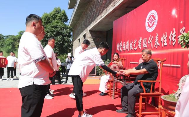 中国陶瓷大师杨晓峰收徒仪式在禹州神垕举行 中国陶瓷大师杨晓峰收徒仪式在禹州神垕举行