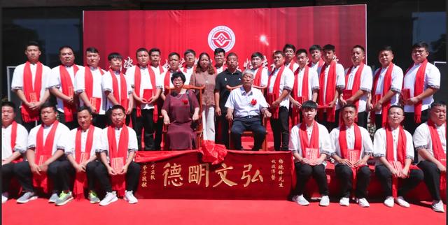 中国陶瓷大师杨晓峰收徒仪式在禹州神垕举行 中国陶瓷大师杨晓峰收徒仪式在禹州神垕举行