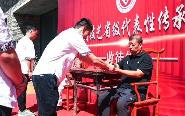 中国陶瓷大师杨晓峰收徒仪式在禹州神垕举行 中国陶瓷大师杨晓峰收徒仪式在禹州神垕举行