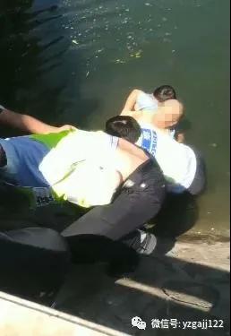 禹州北关桥一老人跳河轻生，值班交警火速前往救援！