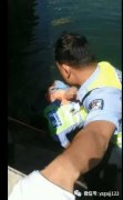 禹州北关桥一老人跳河轻生，值班交警火速前往救援！