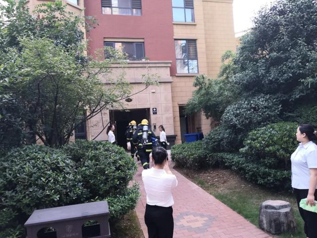 中共禹州市财政局第一党支部学雷锋志愿服务队助力万丰社区消防疏散演练活动纪实 中共禹州市财政局第一党支部学雷锋志愿服务队助力万丰社区消防疏散演练活动纪实