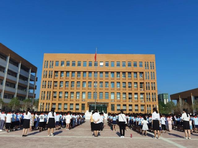 禹州市第五实验学校隆重举行秋季开学首次升旗仪式 禹州市第五实验学校隆重举行秋季开学首次升旗仪式