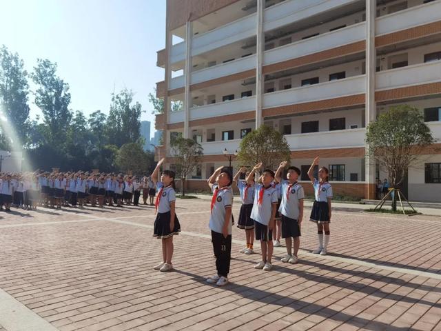禹州市第五实验学校隆重举行秋季开学首次升旗仪式 禹州市第五实验学校隆重举行秋季开学首次升旗仪式