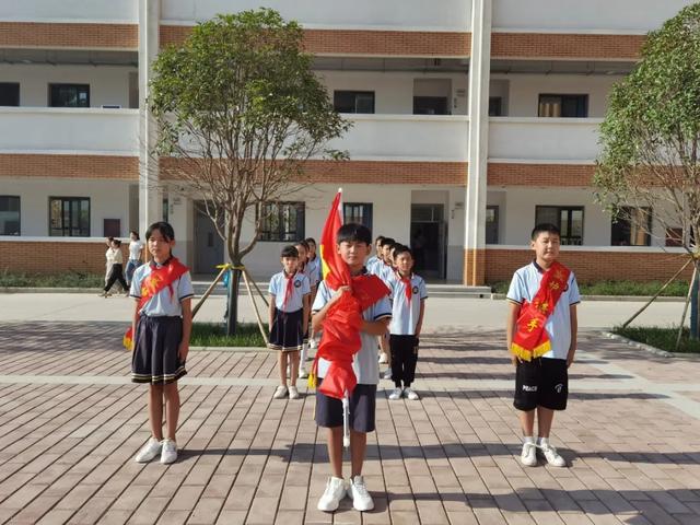 禹州市第五实验学校隆重举行秋季开学首次升旗仪式 禹州市第五实验学校隆重举行秋季开学首次升旗仪式