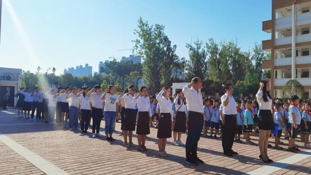 禹州市第五实验学校隆重举行秋季开学首次升旗仪式 禹州市第五实验学校隆重举行秋季开学首次升旗仪式