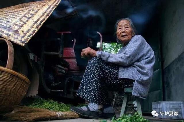 一位白发老奶奶的举动让禹州文殊民警也泪目了 一位白发老奶奶的举动让禹州文殊民警也泪目了