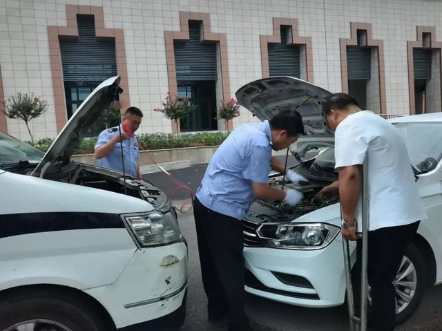 机动车电瓶没电无法启动 禹州热心交警冒雨帮忙"打火"解困境 机动车电瓶没电无法启动 禹州热心交警冒雨帮忙"打火"解困境