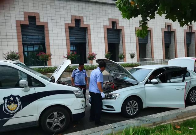 机动车电瓶没电无法启动 禹州热心交警冒雨帮忙"打火"解困境 机动车电瓶没电无法启动 禹州热心交警冒雨帮忙"打火"解困境
