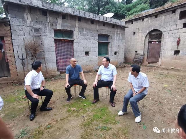 禹州市教体局党组书记、局长崔劳资看望贫困教师 禹州市教体局党组书记、局长崔劳资看望贫困教师