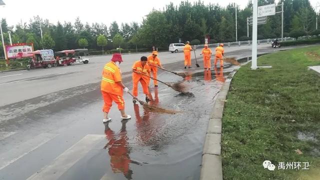 禹州环卫:雨中清淤不停歇 雨后清污保洁净 禹州环卫:雨中清淤不停歇 雨后清污保洁净