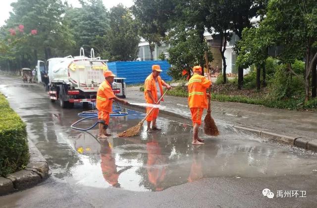 禹州环卫:雨中清淤不停歇 雨后清污保洁净 禹州环卫:雨中清淤不停歇 雨后清污保洁净