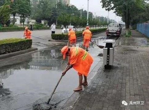 禹州环卫:雨中清淤不停歇 雨后清污保洁净 禹州环卫:雨中清淤不停歇 雨后清污保洁净
