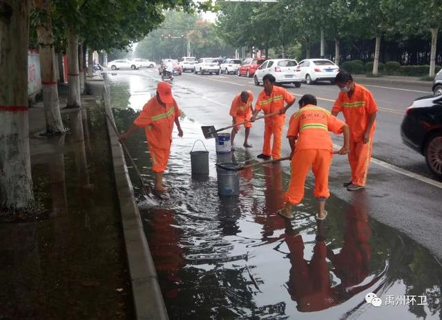 禹州环卫:雨中清淤不停歇 雨后清污保洁净 禹州环卫:雨中清淤不停歇 雨后清污保洁净