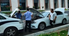 机动车电瓶没电无法启动 禹州热心交警冒雨帮忙＂打火＂解困境