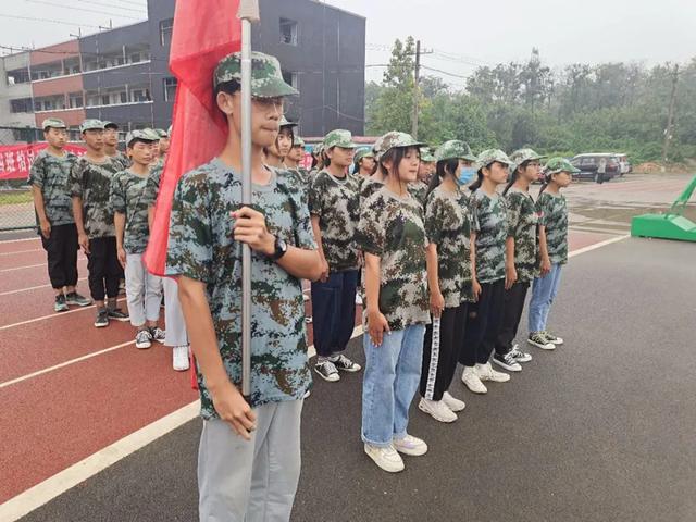 禹州南区学校2020级新生军训汇演 禹州南区学校2020级新生军训汇演