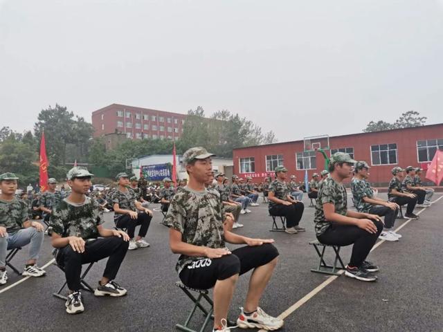 禹州南区学校2020级新生军训汇演 禹州南区学校2020级新生军训汇演
