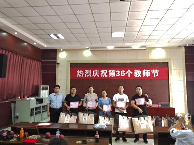 禹州南区学校教师节颁奖仪式暨茶话会圆满落幕 禹州南区学校教师节颁奖仪式暨茶话会圆满落幕
