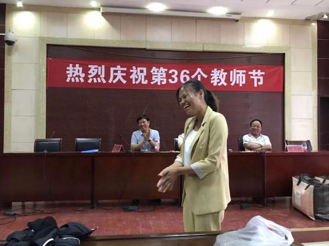 禹州南区学校教师节颁奖仪式暨茶话会圆满落幕 禹州南区学校教师节颁奖仪式暨茶话会圆满落幕