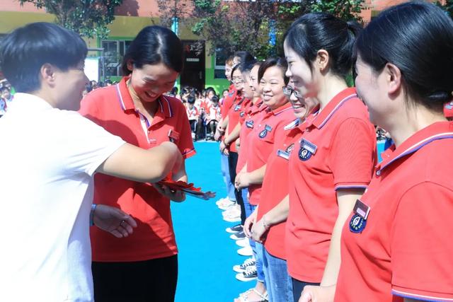 禹州市文殊镇福娃学校新学期开学典礼暨表彰大会 禹州市文殊镇福娃学校新学期开学典礼暨表彰大会