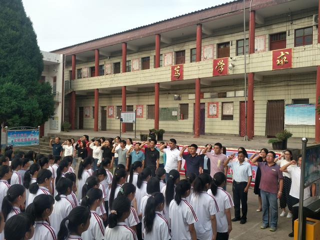 禹州磨街乡中心学校升旗仪式 禹州磨街乡中心学校升旗仪式