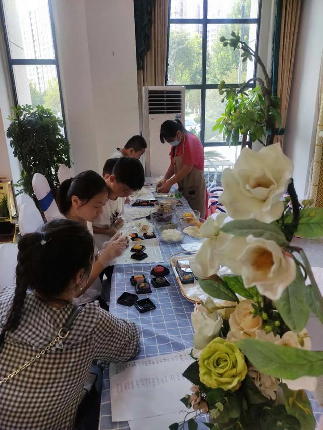 相聚新龙华庭 体验月饼DIY