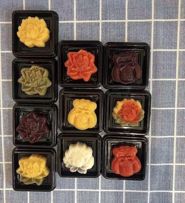 相聚新龙华庭 体验月饼DIY