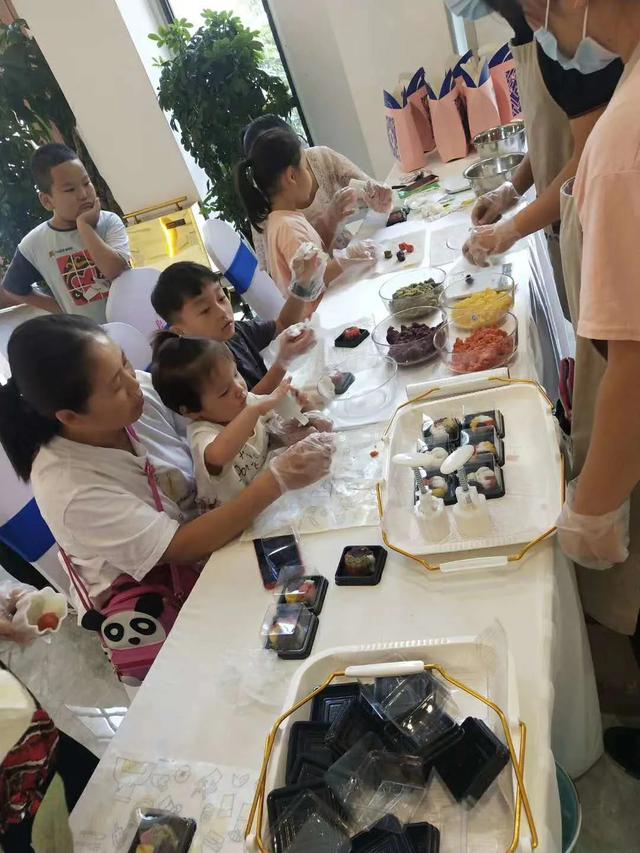 相聚新龙华庭 体验月饼DIY