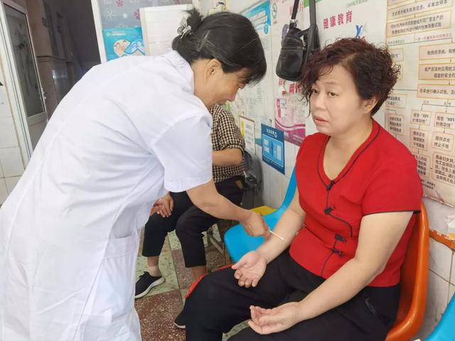 禹州市妇幼保健院开展“百医包百村”健康扶贫义诊活动 禹州市妇幼保健院开展“百医包百村”健康扶贫义诊活动