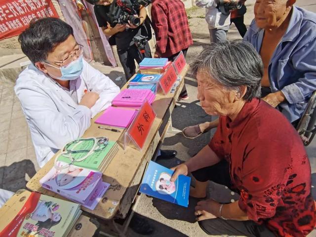 禹州市妇幼保健院开展“百医包百村”健康扶贫义诊活动 禹州市妇幼保健院开展“百医包百村”健康扶贫义诊活动